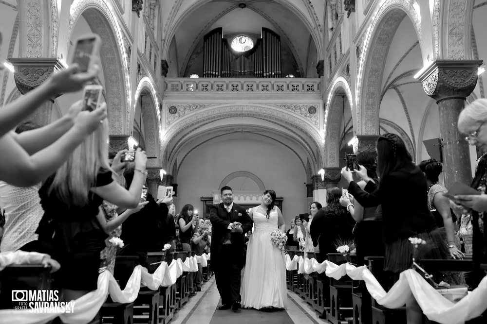 Fotos de casamiento en la iglesia Santisima Trinidad de Rafael Calzada por Matias Savransky fotografia