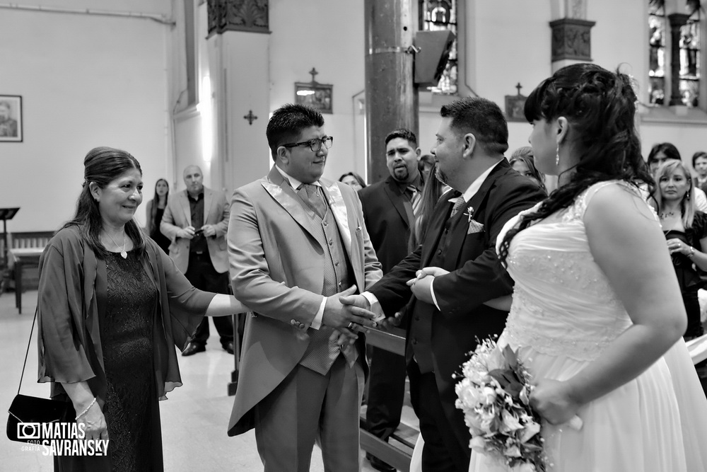 Fotos de casamiento en la iglesia Santisima Trinidad de Rafael Calzada por Matias Savransky fotografia