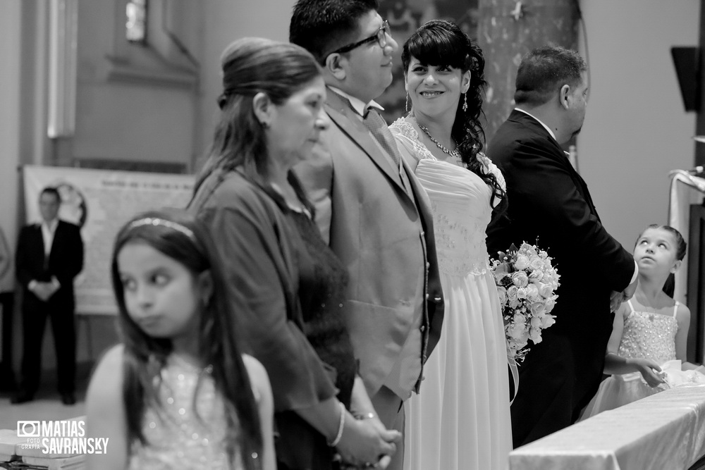 Fotos de casamiento en la iglesia Santisima Trinidad de Rafael Calzada por Matias Savransky fotografia