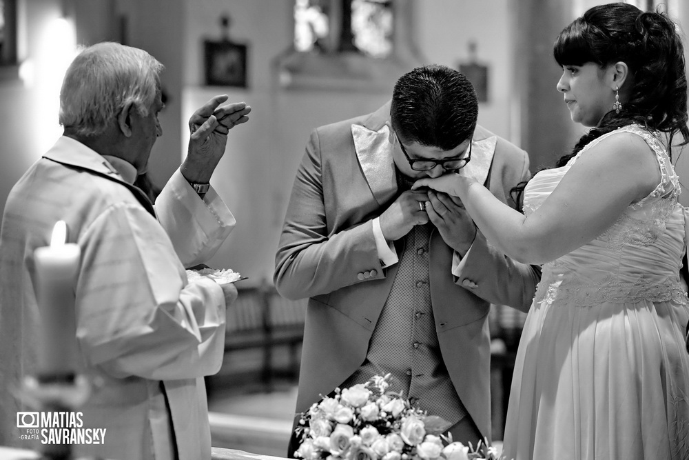 Fotos de casamiento en la iglesia Santisima Trinidad de Rafael Calzada por Matias Savransky fotografia