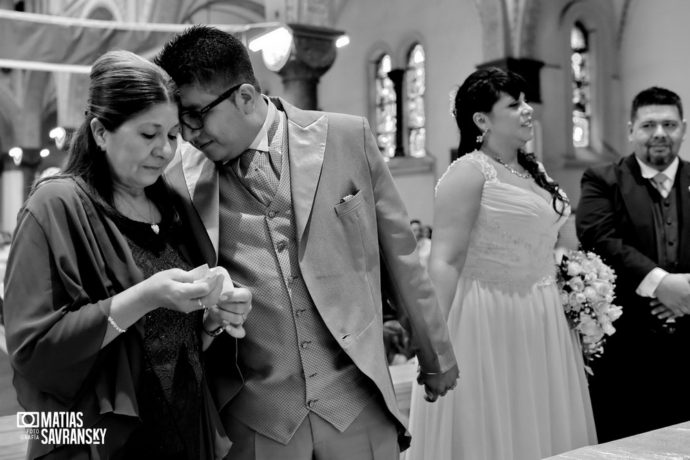 Fotos de casamiento en la iglesia Santisima Trinidad de Rafael Calzada por Matias Savransky fotografia