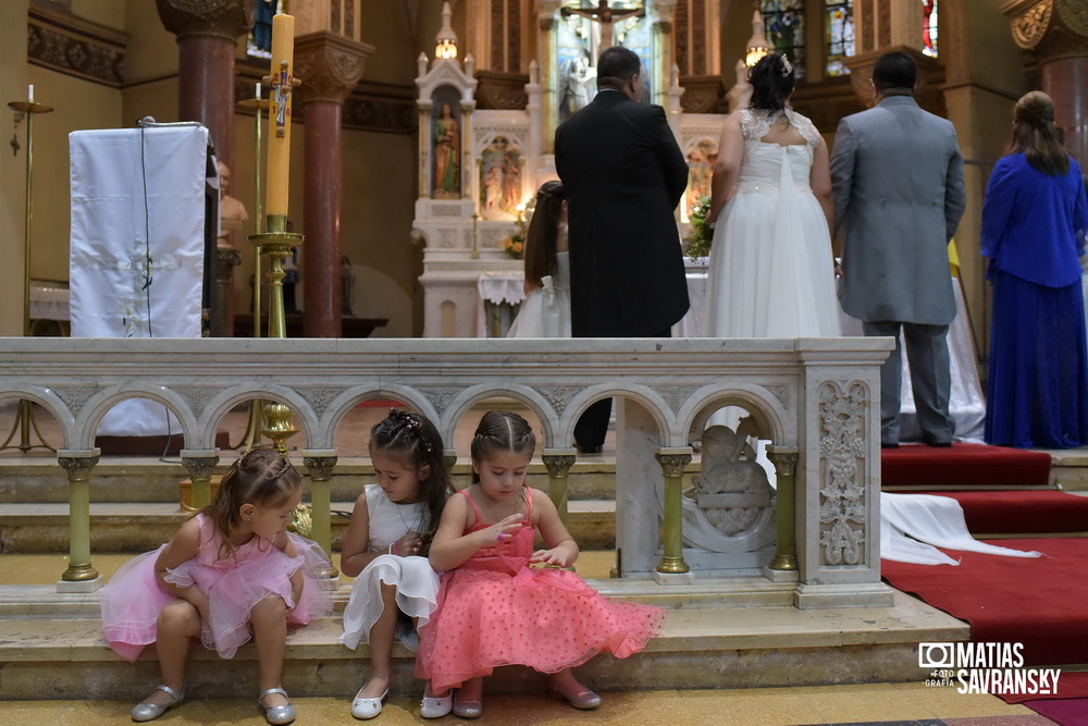 Fotos de casamiento en la iglesia Santisima Trinidad de Rafael Calzada por Matias Savransky fotografia
