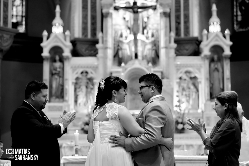 Fotos de casamiento en la iglesia Santisima Trinidad de Rafael Calzada por Matias Savransky fotografia