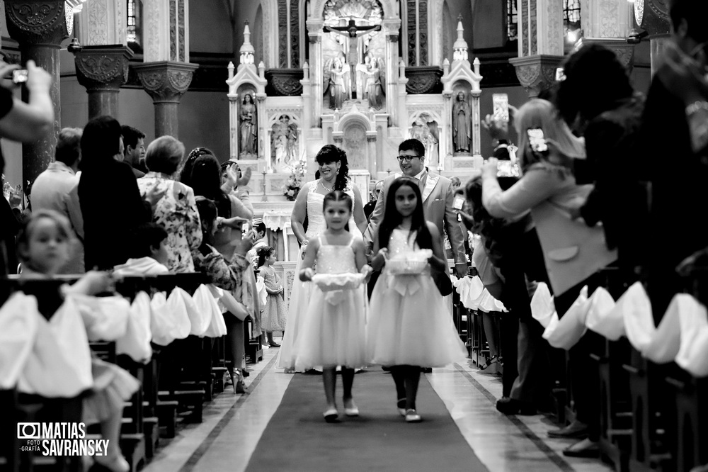 Fotos de casamiento en la iglesia Santisima Trinidad de Rafael Calzada por Matias Savransky fotografia