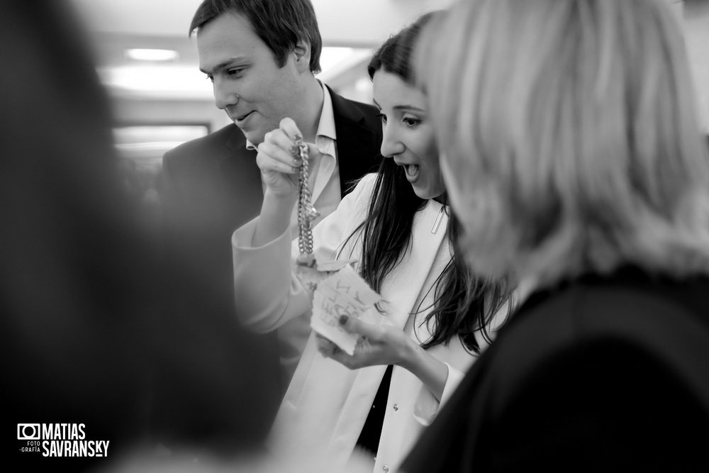 Fotos de casamiento en el registro civil de la calle Uruguay de Nati y Javi por Matias Savransky fotografia 