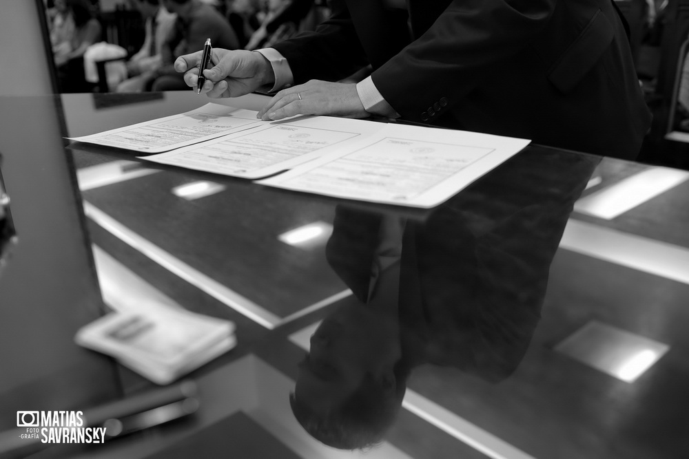 Fotos de casamiento en el registro civil de la calle Uruguay de Nati y Javi por Matias Savransky fotografia 