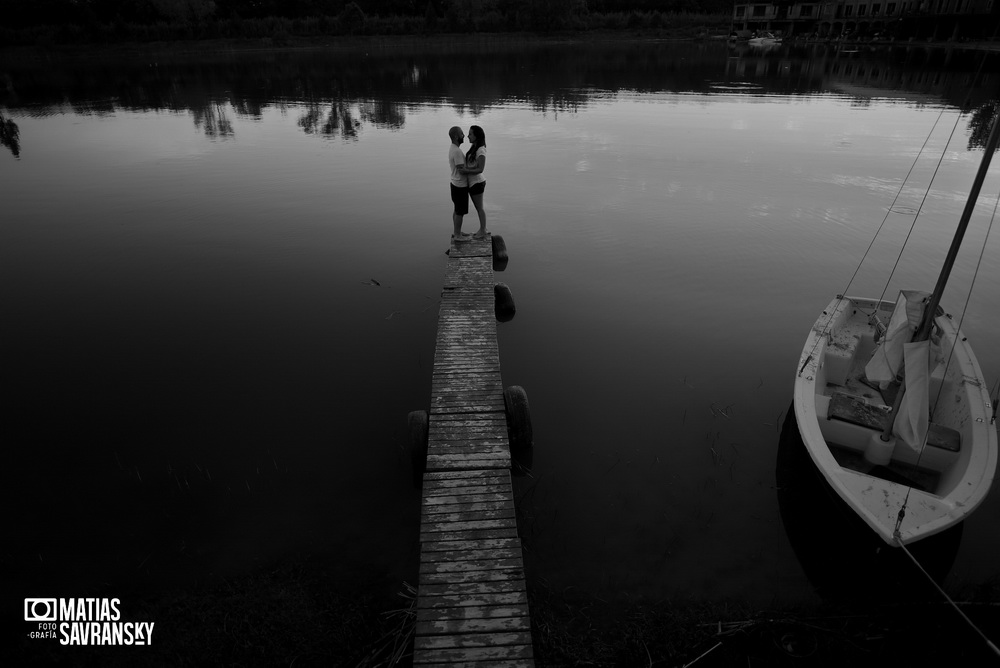 Fotos de pre boda en lagos del rocio por matias savransky fotografia