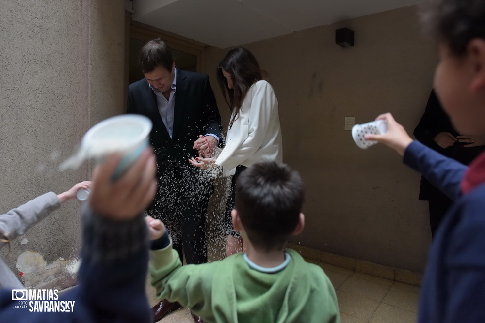 Fotos de casamiento en el registro civil de la calle Uruguay de Nati y Javi por Matias Savransky fotografia 