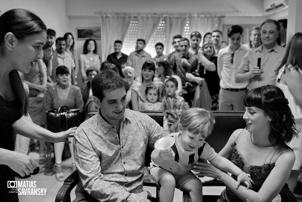 Fotos de casamiento registro civil Ituzaingo de Natacha y Santiago por Matias Savransky fotografo Buenos Aires