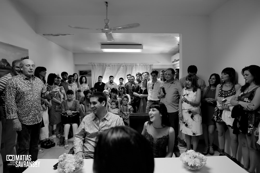 Fotos de casamiento registro civil Ituzaingo de Natacha y Santiago por Matias Savransky fotografo Buenos Aires