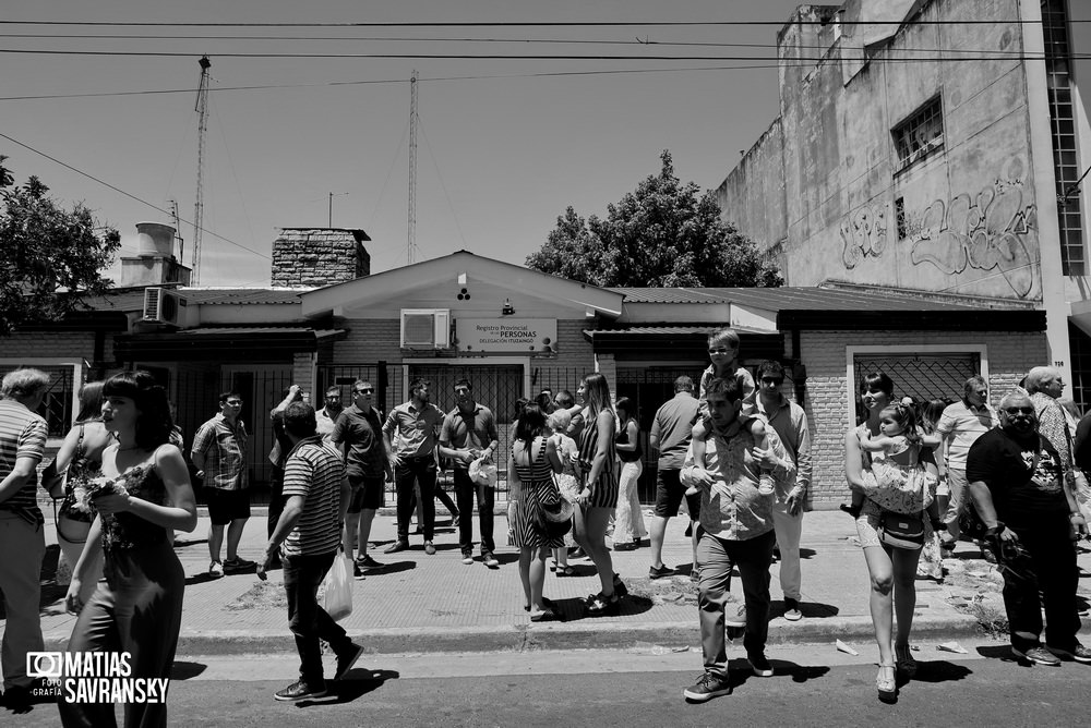 Fotos de casamiento registro civil Ituzaingo de Natacha y Santiago por Matias Savransky fotografo Buenos Aires