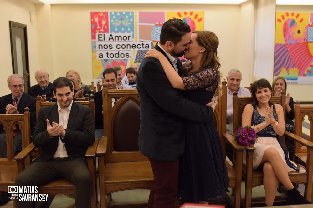 foto de casamiento registro civil calle uruguay de caro y kike por matias savransky fotografo buenos aires