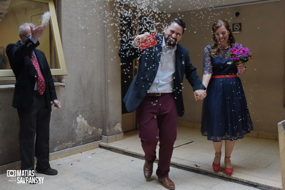 foto de casamiento registro civil calle uruguay de caro y kike por matias savransky fotografo buenos aires