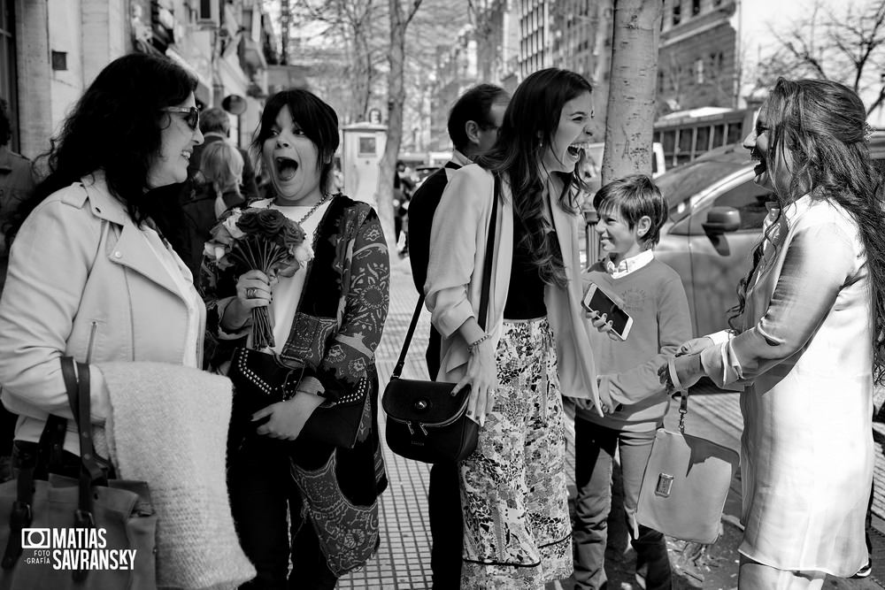 Foto casamiento registro civil central calle Uruguay de Mailen y Sacha por Matias Savransky fotografo Buenos Aires