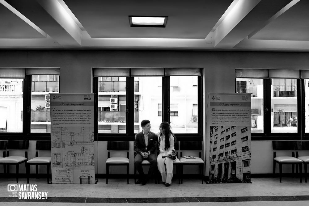 Foto casamiento registro civil central calle Uruguay de Mailen y Sacha por Matias Savransky fotografo Buenos Aires