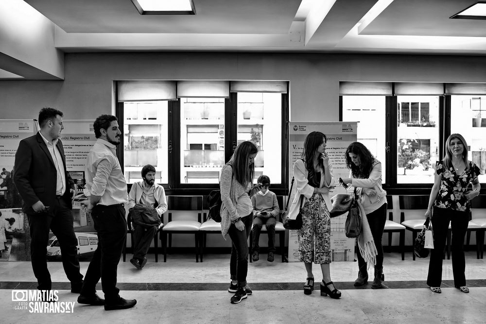 Foto casamiento registro civil central calle Uruguay de Mailen y Sacha por Matias Savransky fotografo Buenos Aires