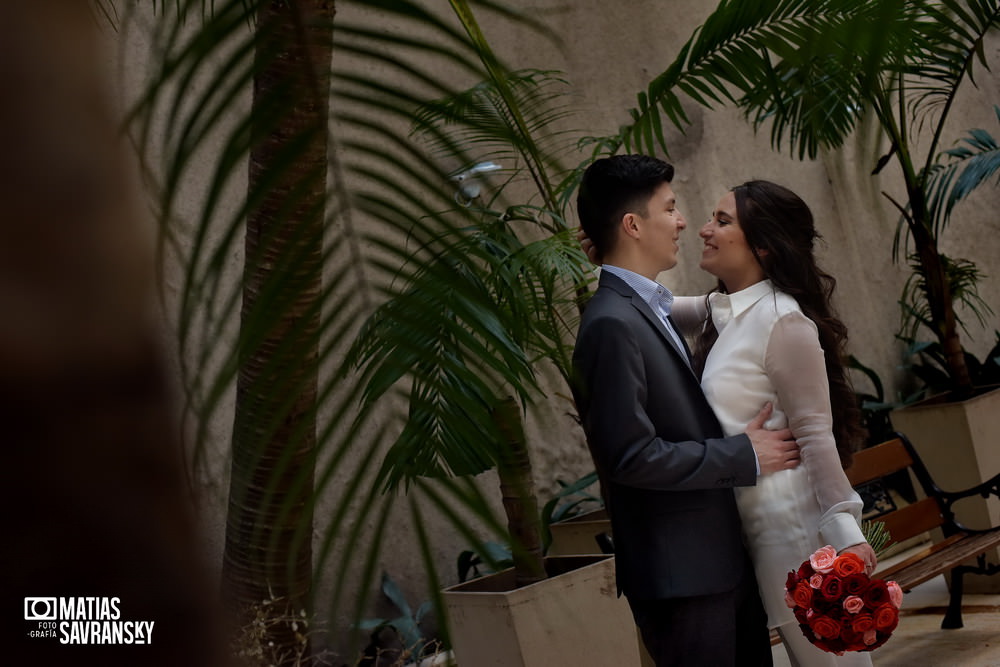 Foto casamiento registro civil central calle Uruguay de Mailen y Sacha por Matias Savransky fotografo Buenos Aires