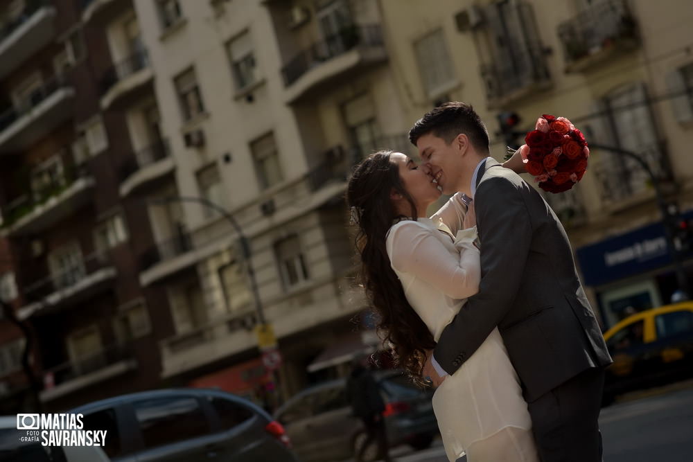 Foto casamiento registro civil central calle Uruguay de Mailen y Sacha por Matias Savransky fotografo Buenos Aires