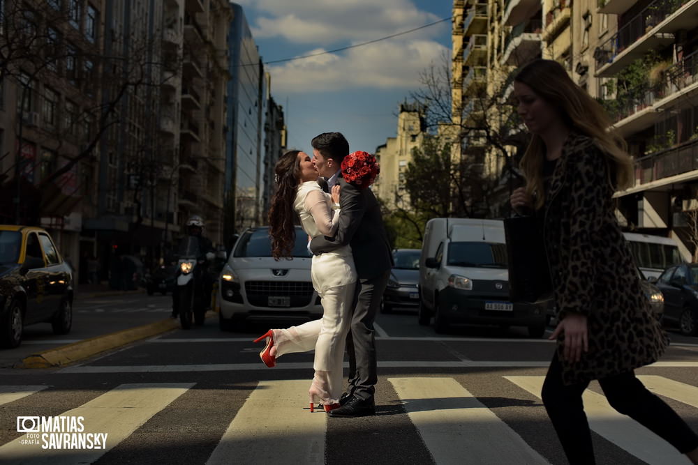 Foto casamiento registro civil central calle Uruguay de Mailen y Sacha por Matias Savransky fotografo Buenos Aires