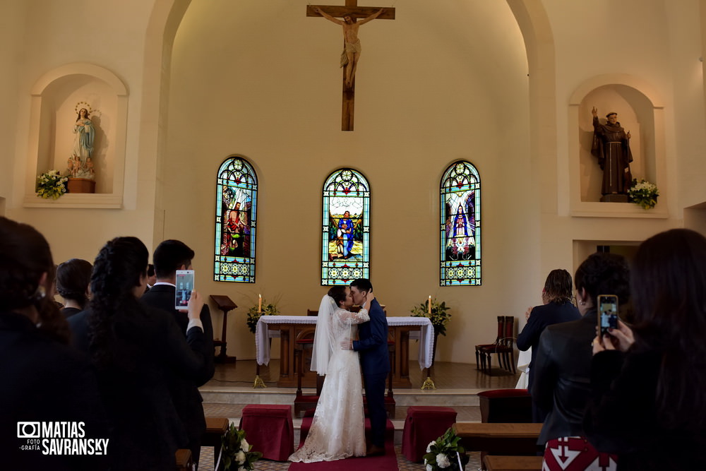 Foto casamiento Parroquia San Francisco Solano Bella Vista de Mailen y Sacha por Matias Savransky fotografo Buenos Aires