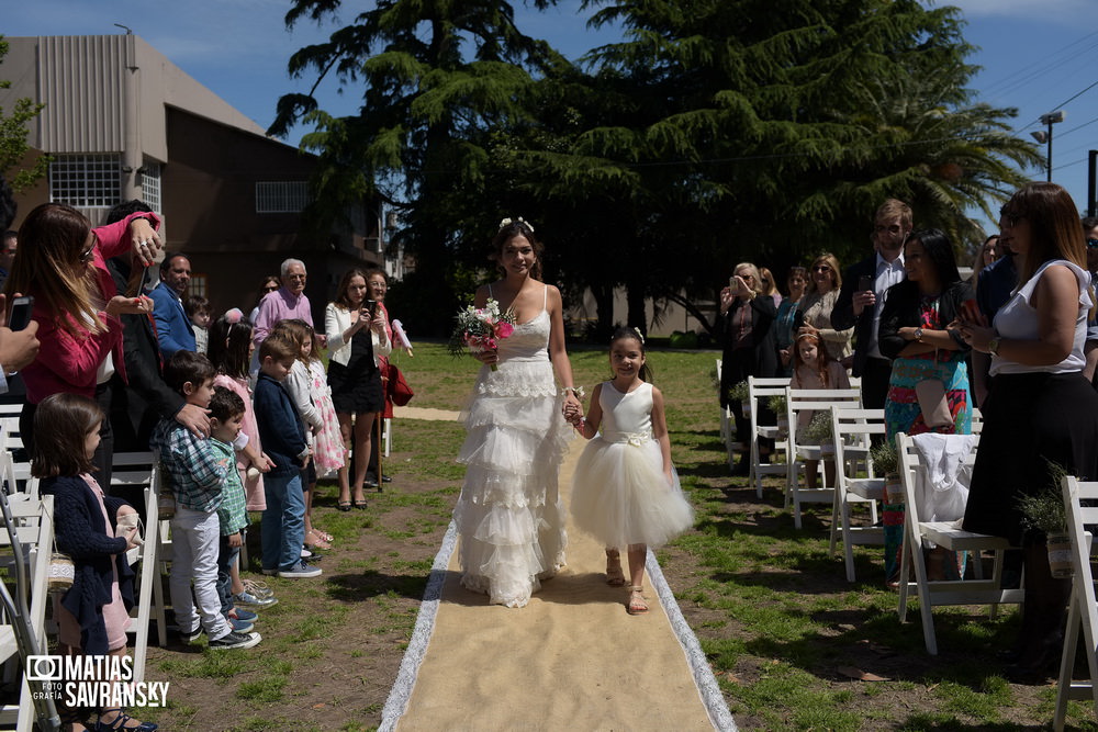 foto de casamiento en iglesia rios de vida quilmes de helga y german por matias savransky fotografo buenos aires