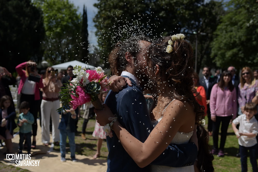 foto de casamiento en iglesia rios de vida quilmes de helga y german por matias savransky fotografo buenos aires