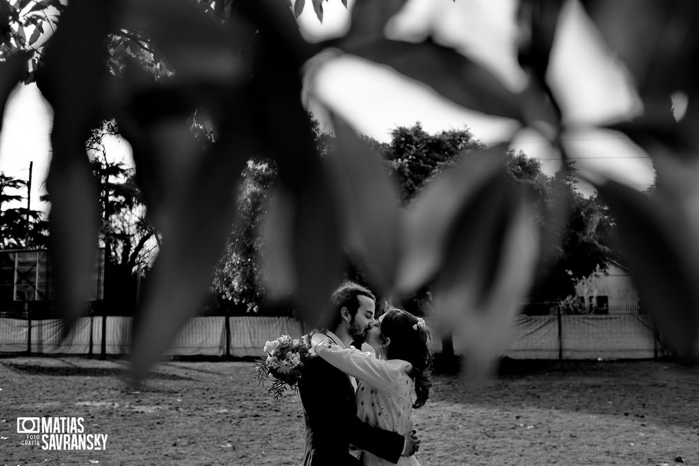 foto de casamiento en iglesia rios de vida quilmes de helga y german por matias savransky fotografo buenos aires