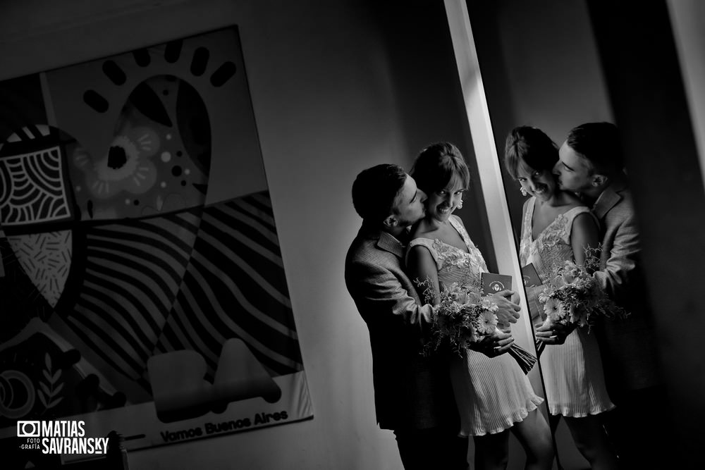 foto casamiento registro civil centra calle uruguay por matias savransky fotografo buenos aires