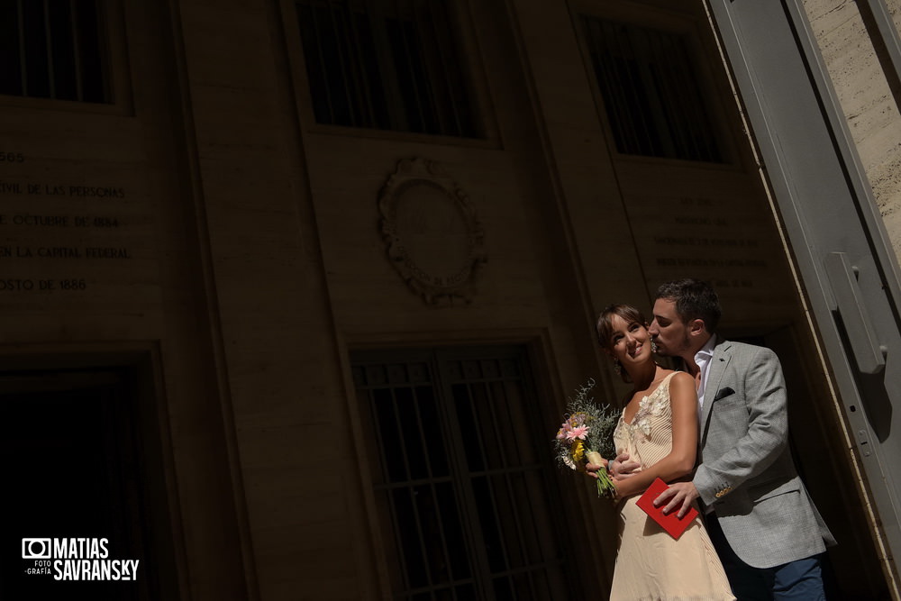 foto casamiento registro civil centra calle uruguay por matias savransky fotografo buenos aires